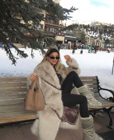 Beige Snow Outfit, Ski Chic Outfit, Daytime Winter Outfit, Snow Vacation Outfits, Aspen Ski Outfits, Denver Winter Outfit, Whistler Outfit Winter, Swiss Alps Outfit