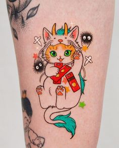 a cat tattoo on the leg of a woman