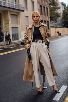 Street style qui définit les tendances, des vêtements uniques que vous trouverez dans Luxury & Vintage Madrid, la meilleure sélection de vêtements vintage et contemporains des plus grandes marques de luxe - Livraison express dans le monde entier