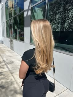 Blonde Hair Long Layers Face Framing, Face Framing Highlights Blonde Hair, Blond Hair Face Framing, Blonde Balayage Front Face Framing, Blonde Root Highlights, Blonde Balayage With Long Layers, Blonde Balayage With Face Frame, Golden Blonde Hair Shadow Root, Long Blonde Hair With Layers Balayage