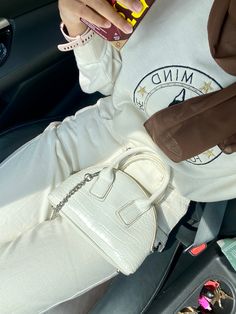 Sporty Outfit Ideas, Outfit Ideas Hijab, 4s Outfit, Nude Handbag, Muslim Outfit, Sporty Outfit, Hijabi Outfit, Muslim Outfits Casual, Hijab Aesthetic