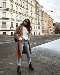 Minimal Winter Outfit, Mode Edgy, Vinter Mode Outfits, Long Beige Coat, Preppy Fall Fashion, Fall Fashion Coats, Turtleneck Outfit, Simple Wardrobe, Edgy Chic