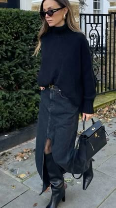 Autumn Outfits Women Classy, Autumn Midi Skirt Outfit, Milan Street Style Winter 2023, Casual Fall Skirt Outfits, Black Jeans Skirt Outfit, Milan Street Style 2023, Fall Skirt Outfits With Boots, Outfits For The Office, Casual Chique Stijl