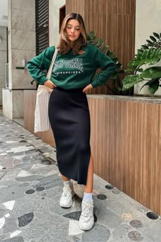 Skirt Outfits Fall, Modesty Outfits, Skirt And Sneakers, Mode Casual, Modest Fashion Outfits, Casual Style Outfits