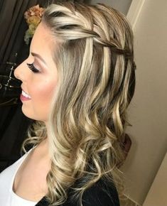 Penteados para Madrinhas de Casamento - Penteado madrinha de casamento meio preso 3 Half Up Half Down Hair Prom, Themes Free, Trending Hairstyles, Prom Hairstyles, Party Hairstyles, Homecoming Hairstyles