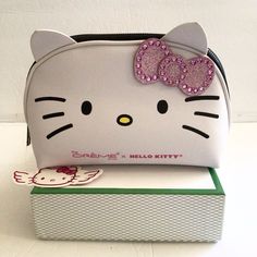 Brand New White Pouch Cosmetic Bag For Daily Use, White Bag With Cat Design For Gift, White Bags With Cat Design For Gift, Trendy White Pouch For Personal Use, White Bag With Cat Design As A Gift, White Portable Cosmetic Bag Gift, Portable White Cosmetic Bag As Gift, Portable White Cosmetic Bag For Gift, Trendy White Pouch