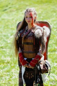 https://liebeundfamilie.de/erwecke-die-kriegerin-frauen-im-larp-interview-mit-sonja-von-den-bracar-keltoi/ Painting Ideas Easy Simple Aesthetic, Painting Ideas Easy Simple, Arte Viking, Painting Ideas On Canvas Easy, Painting Ideas Easy, Celtic Warriors, Female Armor, Shield Maiden