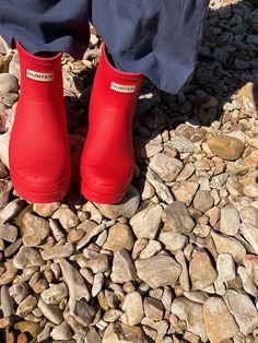 Red Rain Boots Outfit Winter, Red Rainboots Outfit, Hunter Ankle Boots Outfit, Rain Boots Aesthetic, Red Hunter Boots Outfit, Short Rain Boots Outfit, Fall Couple Ideas, Red Rain Boots Outfit, Hunter Rain Boots Outfit