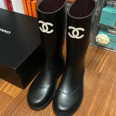 Chanel Rain Boots Black And White Logo 2023 Dust Bag And Box Included. No Negotiation Price Please. No Direct Contact And Sell. Wellies Outfit, Chanel Rain Boots, Black And White Logo, Shoes Chanel, Black And White Logos, Chanel Shoes, Boots Black, Black Boots, Rain Boots