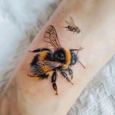 Bumble Bee Tattoo Outlines Hard Tattoos, Insect Tattoo, Black Bee, Leg Sleeve Tattoo, Nature Summer, Aesthetic Tattoo