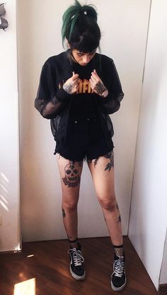 Cute Punk Outfits, Grunge Looks, Edgy Grunge, Fishnet Socks, Rock Outfit, Older Women Fashion, Women Fashion Edgy, Grunge Look