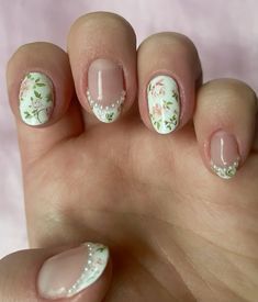 Cottagecore Nails Aesthetic, Floral Nails Aesthetic, Soft Floral Nails, Short Nail Flower, Vintage Flower Nails, Short Almond Nails Cottagecore, Vintage Floral Nails, Swedish Nails, Nails Inspiration Cottage Core