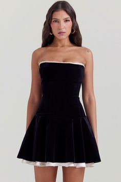 Gaun Peplum, Vintage Velvet Dress, Mini Tube Dress, Velvet Flares, Pleated Mini Dress, Prom Outfits, Mini Dresses For Women, Mini Velvet Dress, Strapless Mini Dress