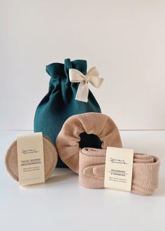 A gift that will be appreciated all year long. The organic cotton home spa set is practical and oh-so-pretty! This lovely set features reusable face pads, a spa headband and a scrunchie, all beautifully packed in a gift-ready pouch.  The reusable face pads, with a smooth and textured side, are great for applying and removing skincare products. These facial rounds are soft and really gentle on your skin and are also a sustainable alternative to disposable cotton pads. The spa headband and scrunch Home Spa Set, Reusable Face Pads, Spa Gift Set, Sustainable Accessories, Spa Headband, Spa Set, Makeup Wipes, Relax Spa, Spa Gifts Set