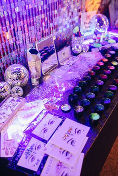 Nuestro glitter bar en España! tenemos todo para realizar de un evento, un verdadero festival Glitter Disco Aesthetic, Disco Party Set Up, Girls And Glitter Party, At Home Club Party, Wedding Glitter Station, 40th Disco Party, Gemstone Themed Party, Glitter Station Party, Birthday Dance Party Ideas