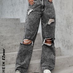 calça rasgada de modelo mais larguinho e reto. veste 36/38. comprei na shein mas ficou um pouco curta, nunca foi usada e está novinha. Women Ripped Jeans, Ripped Denim Pants, Womens Ripped Jeans, Denim Cargo Pants, Womens Fashion Jeans, Moda Jeans, Jeans Fabric, Denim Patterns, Fashion Jeans