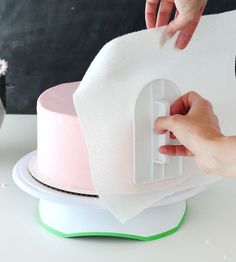 Tutorial - How to frost a perfectly smooth cake with buttercream icing! Images and animated gifs with detailed instructions! Frost A Cake, Frosting Techniques, Cake With Buttercream, Frosting Tips, Smooth Cake, Icing Tips, Creative Cake Decorating, Buttercream Icing, Cake Icing