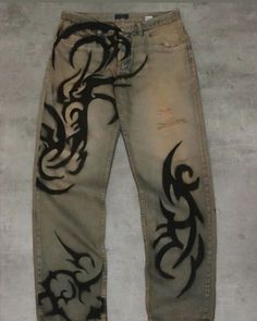 Custom Bleached Jeans, Custom Pants Paint, Diy Clothes Projects, Custom Jeans Diy, Bleaching Clothes, Jeans Drawing, Painted Clothes Diy, Bleached Jeans, Fashion Design Sketch