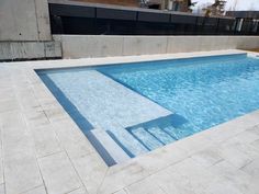 #piscinas #escalerasdepiscinas #jardines #arquitectura #agua #construccion Lap Pool Designs, Luxury Pools Backyard, Inground Pool Landscaping, Dream Backyard Pool, Pool House Designs, Swimming Pool Architecture, Outdoor Pool Area, Pools Backyard Inground