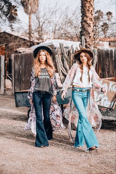 Indie Outfits Plus Size, Bohemian Schick, Patchwork Decor, Outfit Hippie, Modern Hippie, Boho Jeans, Fashion Corner, Boho Fashion Bohemian, Gilet Long