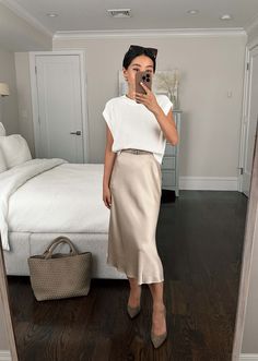 5 Fall Work Outfit Ideas, Petite Friendly Jackets Outfit Cream, Silk Skirt Outfit, Satin Skirt Outfit, Outfit Elegantes, Skirt Outfits Fall, Beige Skirt, Skandinavian Fashion, Chique Outfits