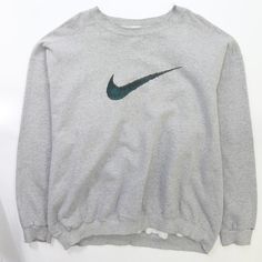 vintage Nike Swoosh ras du cou sweat-shirt taille 2XL des années 90 État/Description Bon état.  Les photos mettront en évidence les imperfections de l'article. Veuillez vous référer aux photos pour voir l'état spécifique de l'article.  Dimensions : De fosse à fosse - 30 po. Longueur - 30" Col jusqu'aux poignets - 24 po. En raison de la nature des vêtements vintage, la taille indiquée dans le titre peut ne pas représenter avec précision la mesure de l'article. Veuillez vous référer aux mesures ci Nike Vintage, Nike Swoosh, Mens Sweatshirts Hoodie, Vintage Nike, Vintage Clothing, Crewneck Sweatshirt, Sweat Shirt, Hoodies Men, Vintage Outfits