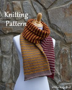 a knitted scarf on top of a mannequin head with text overlay that says knitting pattern