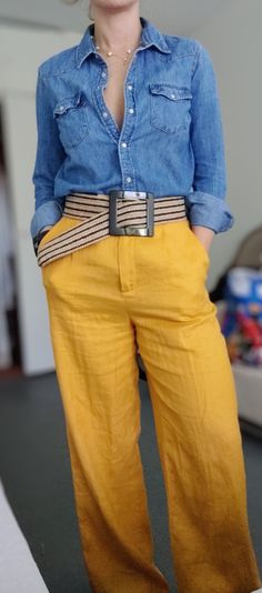 Yellow Trouser Outfit Women, Color Trends Fashion, Yellow Outfit, Minimal Outfit, Fashion Attire, Cashmere Coat, Fashion Lookbook, Denim Outfit