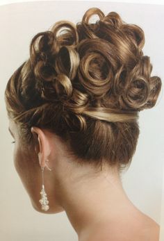 Pretty curly bun Elegant Hairstyles For Short Curly Hair, Curly Wedding Bun, Prom Hair Curly, Elegant Bun Hairstyles, Curly Buns, Stylish Bun, Chic Bun, Curled Updo, Curly Bun