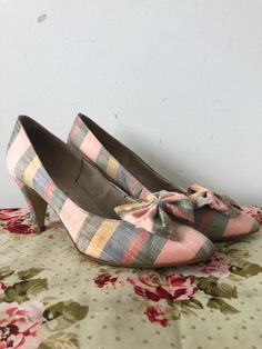 These gorgeous shoes were made in the 1960s or 1970's by the brand De Liso. They are women's size 6, though please go off the measurements given below. Please contact me for any more information. They are in good condition besides a few small snags or other flaws. See pics. Are still in good sturdy shape. They are clean and ready to use. Retro Low Heel Heels, Spring Retro Heels With Pointed Toe, Spring Vintage Round Toe Heels, Retro Spring Party Heels, Retro Heels For Spring Party, Retro High Heels For Vintage Fashion, Vintage Spring Heels With Round Toe, Vintage Round Toe Heels For Spring, Retro High Heel Heels For Vintage Fashion