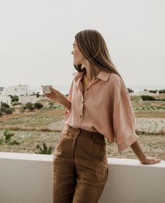 Earthy Style, Earthy Outfits, Linen Fashion, Bohemian Tops, Easy Style, Looks Street Style, Brown Pants, Inspiration Mode, Pink Shirt