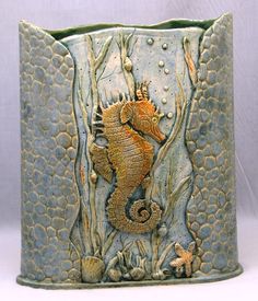 a seahorse is sitting on the bottom of a vase