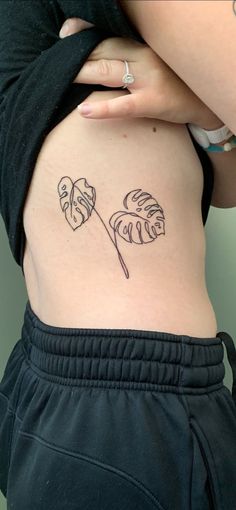 Monstera tattoo done by Karly Six Rib tattoo Monstera Plant Tattoo Ideas, Plant Tattoo Ribs, Plant Aesthetic Tattoo, Plant Tattoo Aesthetic, Aesthetic Plant Tattoo, Self Done Tattoo Ideas, Rib Plant Tattoo, Simple Plant Tattoos For Women, Minimalistic Plant Tattoo