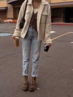 Cozy Fall Outfits Jeans, Brown Dms Outfit, How To Style Brown Dr Martens, Brown Dr Martens Boots Outfit, Dr Martens Casual Outfit, Styling Brown Dr Martens, Brown Work Boots Outfit, Brown Oxford Doc Martens Outfit, Dr Martens Brown Boots Outfit