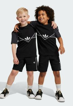 adidas Originals SET - Träningsset - black Adidas Adicolor, Kid Lifestyle, Tee Set, Adidas Shorts, Clean Shoes, Adidas Online, Fashion Updates