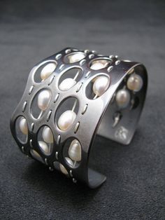 Anel Jewelry Design Inspiration, My Signature, Metal Bracelet, Fabulous Jewelry, Creative Jewelry, Contemporary Jewellery, Contemporary Jewelry, Modern Jewelry, Clay Jewelry