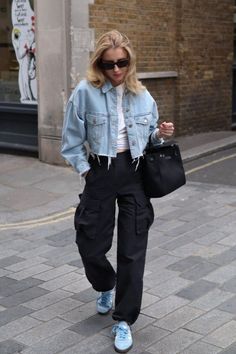 Black Cargo Pants Outfit Women, Cargo Pants Outfit Street Style, Cargo Jeans Outfit, Black Cargo Pants Outfit, Cargo Pants Women Outfit, Army Outfit, Cargo Pants Outfit Women, Black Pants Outfit, Cargo Outfit