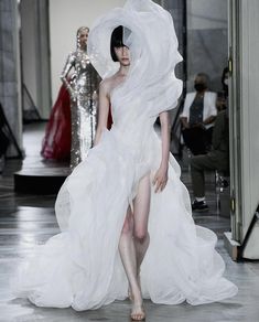 Jp Fashion, Fashion Article, Ballet Inspired Fashion, Couture 2023, Fashion Design Collection, Fashion Articles, Vogue Japan, Classic Wedding Dress