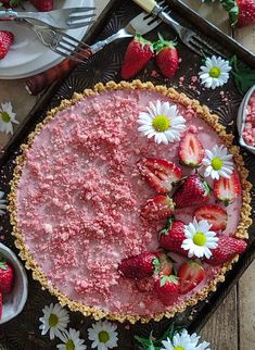 A lovely summer strawberry mousse tart with a strawberry shortcake crumble is sitting on a vintage baking sheet along with fresh strawberries and strewn with white daisies. Strawberry Shortcake Crumble, Shortcake Crumble, The Best Strawberry Shortcake, Strawberry Mousse Filling, Best Strawberry Shortcake, Berry Cake Recipe, Mousse Tart, Pastry Case, Strawberry Crumble