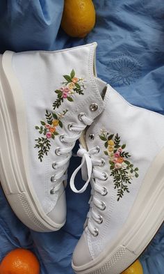 Converse hand embroidered on the outer and inner sides. If you like this pattern, please contact me. Possibility of embroidering on Converse models (Classics, 1970 Chuck Taylor...) or desired color. PLEASE CONTACT ME BEFORE ORDERING. White Tonal Embroidery Fabric For Wedding, Floral Embroidered Cotton Fabric For Wedding, Wedding Floral Embroidered Cotton Fabric, Embroidered Shoes Diy, Personalized Converse, Embroidery Converse, Converse Embroidery, Converse Wedding, Cool Converse