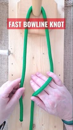 two hands holding green rope on top of a wooden board with text overlay that reads fast bowling knot