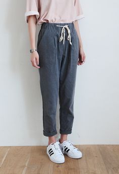 I want dese pants they look comfy Celana Jogger Wanita, Mode Ulzzang, Mia 3, Comfy Pants, Korean Fashion Trends, Instagram Model, Inspiration Mode, Fashion Mode, Korean Outfits