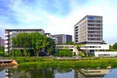 the buildings are all next to each other in the city by the water's edge