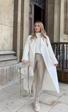 Coturno branco
Blusa tricô Chic Winter Outfits, Stylish Winter Outfits, Classy Casual Outfits, White Coat