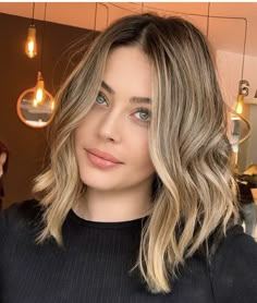 Latina Balayage Hair Short, Highlighted Brown Hair Short, Brush Light Hair, Short Dyed Blonde Hair, Short Hair Dirty Blonde, Dirty Blonde Short Hair, Short Highlighted Hair, Short Dirty Blonde Hair, Lala Hair