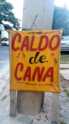 a yellow sign that says caldo de cava on it