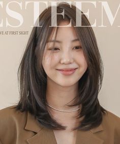 Middle Short Hairstyle Women, Middle Haircut, Middle Part Haircut, Middle Hair, Korean Short Hair, Layered Haircuts For Medium Hair, Asian Short Hair, Hair Inspiration Short