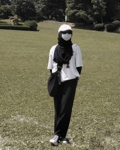 hijab style Modest Casual Outfits, Muslim Outfits Casual, Hijab Style Casual, Hijabi Fashion Casual, Hijabi Aesthetic, Friend Poses Photography, Hijabi Outfits Casual, Muslim Outfits, Tomboy Outfits