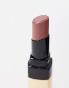 Lippenstift van Bobbi Brown Essentieel voor de handtas Glans versterkende lippenstift Formule die rijk is aan verzachtende ingrediënten Verrijkt met hyaluronzuur en vitamine E die helpen de lippen te hydrateren 'Bare Truth' is een zachte, mauve-roze tint Om hygiënische redenen kan dit product niet worden geretourneerd Bobbi Brown Luxe Shine Intense, Bobbie Brown, Handbag Essentials, Skin Foundation, Pink Shade, Brown Handbag, Mauve Pink, Cosmetics Brands, Lip Moisturizer