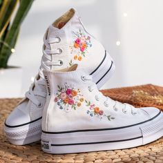 Les chaussures montantes Converse blanches brodées de bouquets de la mariée pour les mariages sont inspirées du magnifique bouquet de la mariée. Avec de nombreuses années d'expérience dans la broderie de chaussures de mariage pour la mariée, cette fois-ci, j'ai été très heureuse de recevoir un motif de broderie de baskets en toile personnalisé pour une invitée très spéciale. Ils m'ont envoyé des photos de mariage et de jolis bouquets de fleurs. Je les adore et j'aime aussi cet article brodé pers Sneakers For Bride, Converse Wedding, Cute Converse Shoes, Shoes Flowers, Sneaker Platform, Converse Wedding Shoes, Embroidered Sneakers, Tie Sneakers, Embroidered Converse